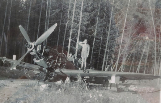 Karl Englmair auf der Tragfläche einer zurückgelassenen Spitfire.