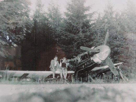 Karl Englmair uns sein Freund Hans Barth Ende April 1945 beim Erkunden des verlassenen Militärflugplatzes in Bad Wörishhofen. Verwaiste Flieger wurden ausgeschlachtet und dienten als Spielwiese für die Jugend.