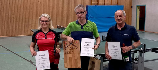 Auf dem Treppchen bei dem SG 03-Brettl-Turnier 2024 v.l.n.r: Anna Schuhmann(Bronze), Timo Metz(Gold), Karl-Heinz Kneißl(Silber)