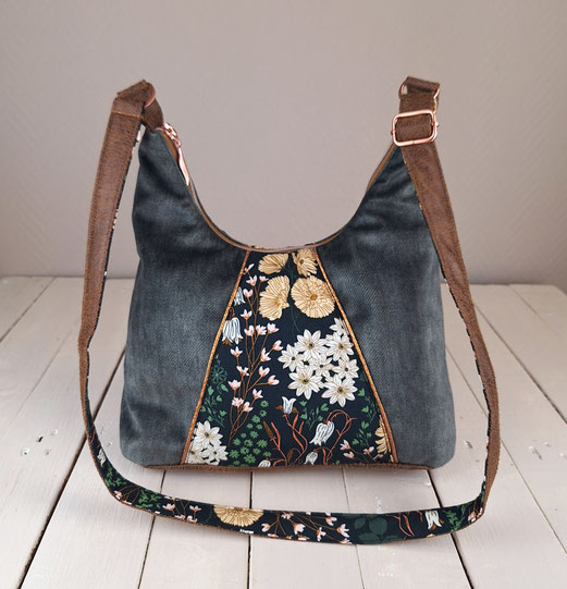 sac à bandoulière femme, hobo bag souple, velours ras vert foncé, faux cuir camel, tissu vert avec des fleurs,idée cadeau nature original , unique, pratique