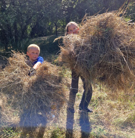 Bild: Die Kinder bauen ein Heu-Sofa, Foto Jeannine Schwarzkopf