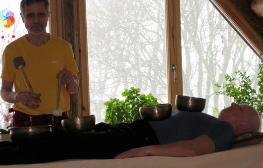 Klangmassage mit aufgelegten Klangschalen