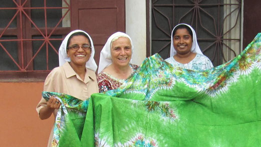 Suor Merione, Suor Rosa e Suor Binna con una delle tovaglie fatte dalle donne della parrocchia e appena acquistata da me