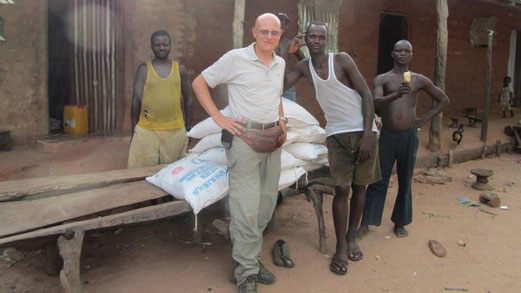 Consegna dei sacchi di soia nel villaggio di Jambam. In canottiera Djon, incontrato al mattino al mercato di Bigene