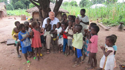 Don Ivo insieme ai bambini del villaggio di Liman