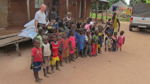 Foto ricordo con tutti i bambini di Jambam, da notare come nessuno abbia le scarpe...
