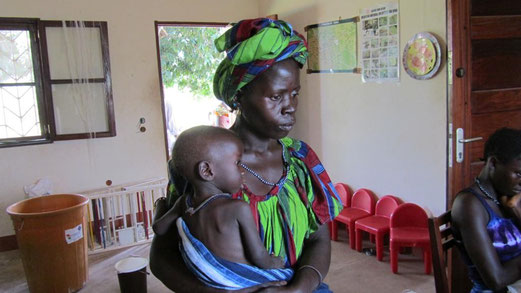 Alcune mamme con i loro bambini al centro nutrizionale
