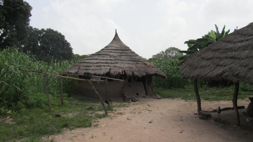 La capanna dove si cucina nel villaggio di Nhanea
