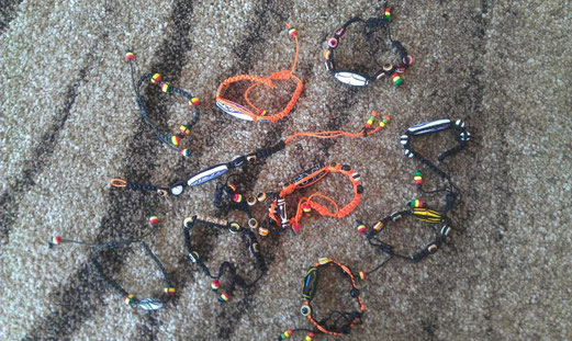 Alcuni dei braccialetti acquistati a Bigene da Suor Irma