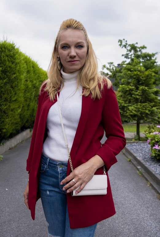 Sommer 2020: Der Kupferstich ist omnipräsent Nach meinem Olaplex Desaster wollte ich ganz besonders schonend meine Haare aufhellen: Das Resultat war ein monatelanger Kupferstich im meinem einst wunderschönen Blond. Schnell kam die Frage auf, ob Kamille mein Haar retten und auf schonende Art & Weise aufhellen kann? | Hot Port Life & Style | 30+ Mode, Style & Beauty Blog