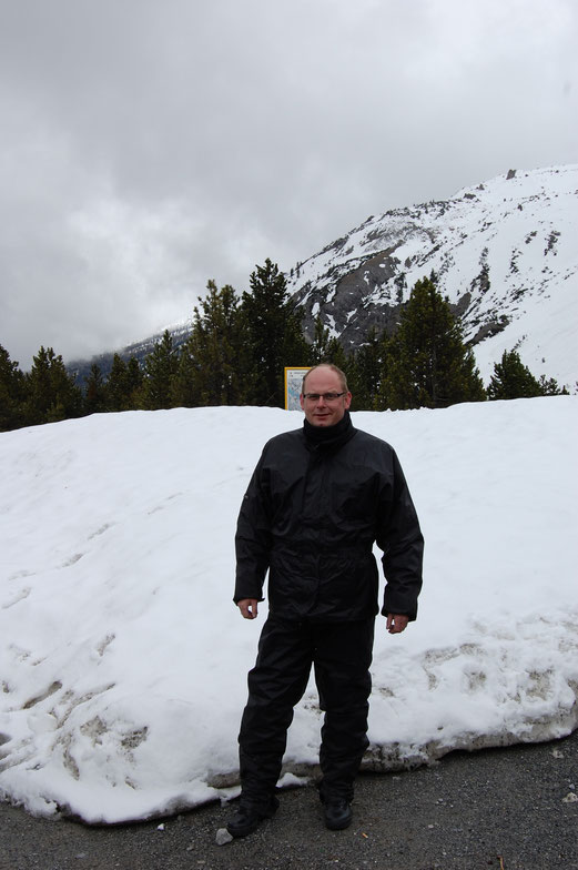 Motorradwanderer in der Kälte.