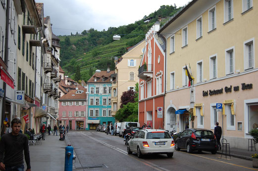 Bunte Häuserfasade in Meran.