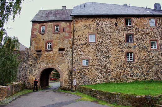 Schloss Elsenbach. Zum Glück sind die Raubritter nicht zu Hause...