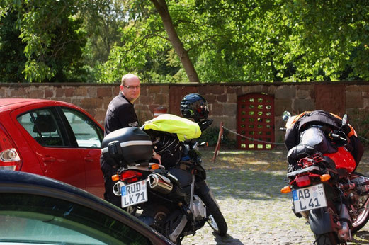 Bei perfektem Motorradwetter geht es los.