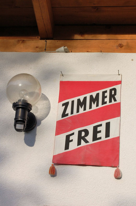 Imst: Zimmersuche nach 22:00 Uhr. Da wird dieses Schild sehr wichtig!