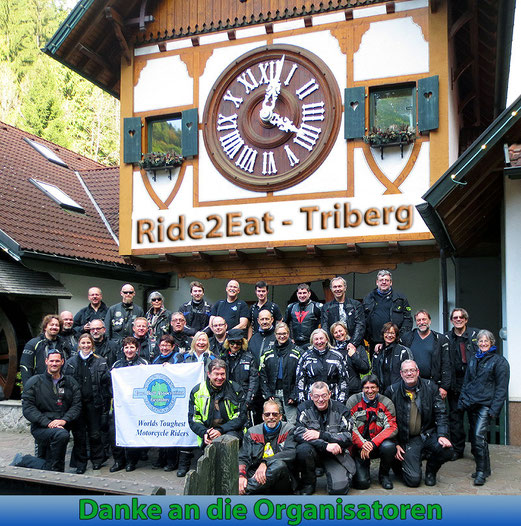 Gruppenfotob vor der größten Kuckucksuhr der Welt