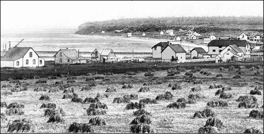 Baie Sainte-Claire offrait un décor de carte postale, mais le port était peu profond, très exposé. Les villageois seront déplacés à Port-Menier.