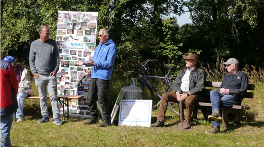 Sönke Martens und Otto Bies vom NABU berichten über die Nistkästen auf dem Krinkberggelände, Reinhard Heesch und Bürgermeister Johann Hansen sind unter den Zuhörern