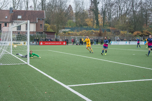 Erste Mannschaft gegen SG Schönebeck (5:0), Pelmanstraße, 30.11.2014. - Foto: r.f.