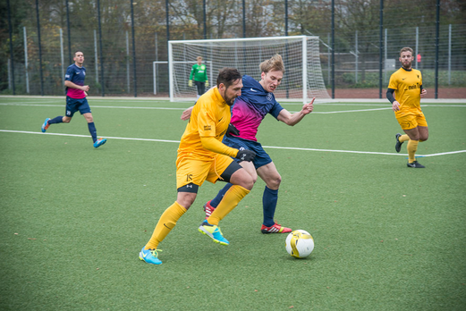 Erste Mannschaft gegen SG Schönebeck (5:0), Pelmanstraße, 30.11.2014. - Foto: r.f.