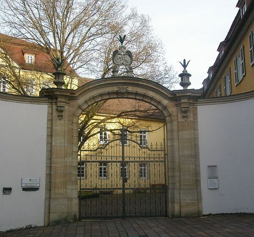 Eingang zum ehemaligen Spital, danach bis 1893 Taubstummenschule, heute: Hochschule für Wirtschaft und Umwelt, Neckarsteige 6-10, Foto: Margret Fuchs