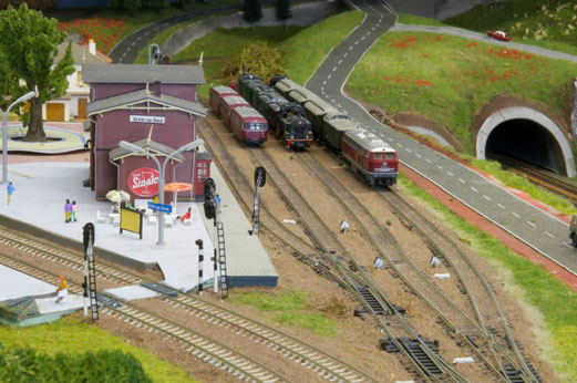 Station Schin op Geul met rechts de sporen van de ZLSM