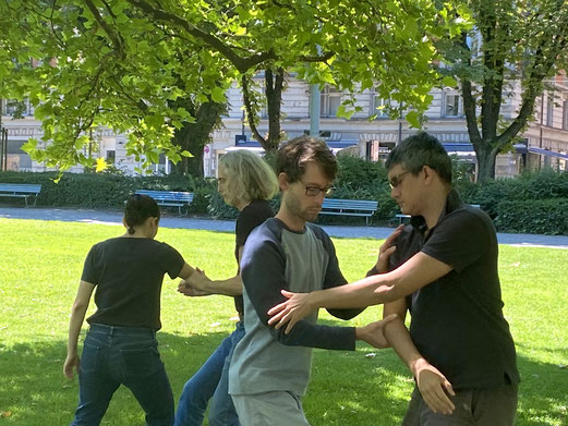 Partnerübung (Pushing-hands, Tuishou) beim Taichi-Training in der Bäckeranlage