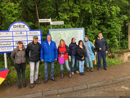 Die Diezer Christdemokraten um den Bürgermeisterkandidat Axel Fickeis trotzen dem Regenwetter und waren heute im Stadtwald Hain im Einsatz.