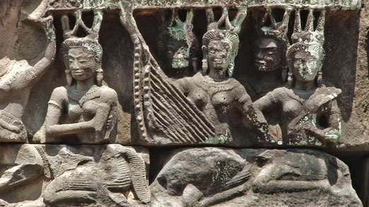 Harpistes. Temple de Banteay Samre. XIIe s.