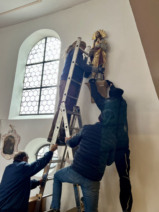 Aufstellung der heiligen Figur durch den Restaurator Rene Claus von Aufwind 