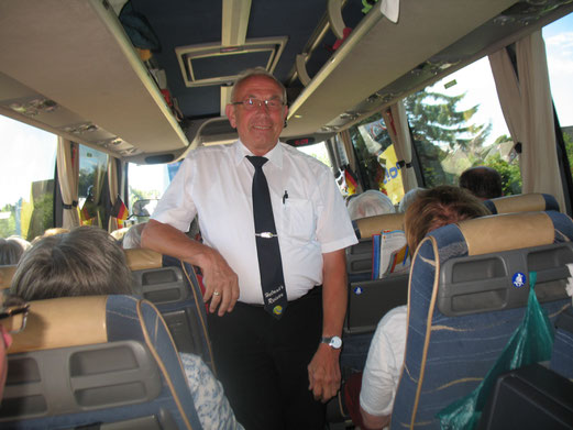 Busfahrer Helmut Drieling einmal nicht hinterm Lenkrad, sondern ganz entspannt während der Bahnfahrt mit dem Sylt-Shuttle zurück aufs Festland