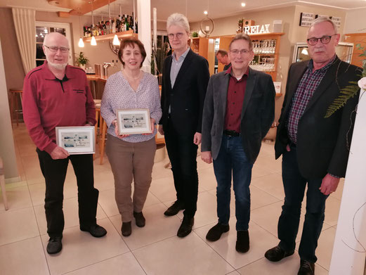 von rechts Jürgen Barkemeyer, Johann Damke und Hartmut Lueken mit den schei-denden Vorstandsmitgliedern Karin Stolle und Gerold Deye;  Foto: Georg Harfst