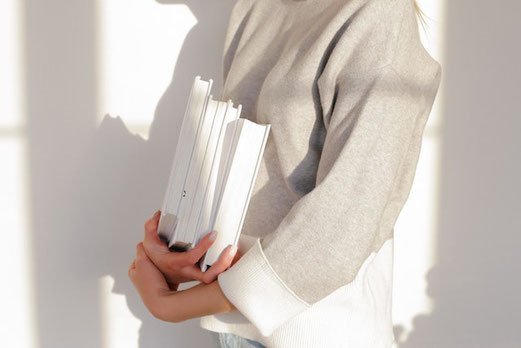 「idea→plan→action」と書かれたプレートを持つ女性リーダー