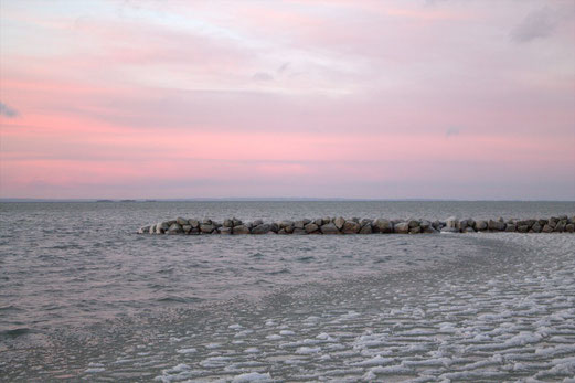 Sonnenuntergang am eisigen Vätternsee in Vadstena