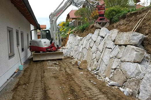 Baumaschinenverleih und Erdbau Schachner bietet Natursteinmauern und Geogitter zu fairen Preisen und günstigen Pauschalangeboten