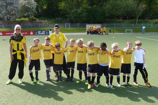 TuS F3-Jugend in und nach dem Spiel gegen die F5 der SG Schönebeck. - Fotos: mal.