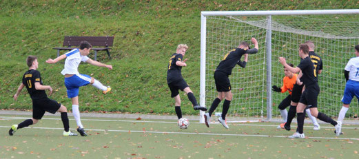 TuS A-Jugend im Spiel bei SG Kupferdreh-Byfang. - Fotos: abo.