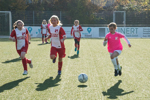 TuS U13 Juniorinnen gegen SC Werden-Heidhausen. - Fotos: r.f. (2,3,5), meloh (1), mal (4).