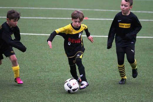 TuS F2-Jugend im Spiel gegen die F1 des FC Karnap. - Fotos: mage.