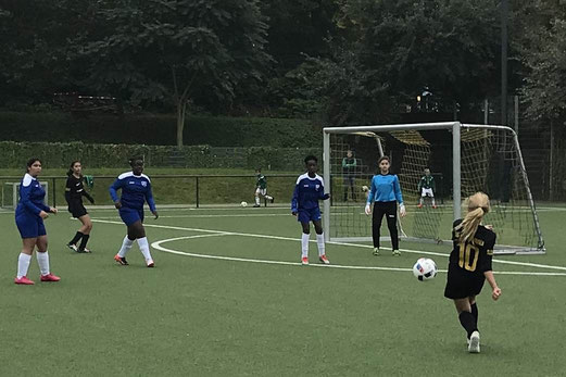 TuS U15-Juniorinnen im Spiel gegen den FC Saloniki. - Fotos: cbra.