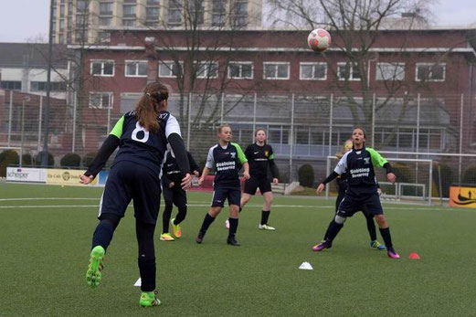 TuS U13 Juniorinnen im Spiel gegen den FC Kray. - Fotos: a.s.