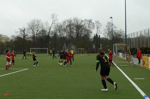 TuS U13 Mädchen im Spiel gegen den TuSEM. - Fotos: mal.