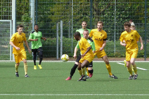 Erste Mannschaft im Heimspiel gegen den FC Stoppenberg. - Foto: mal.