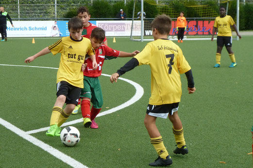TuS E1-Jugend im Spiel gegen den Vogelheimer SV. - Fotos: mal.