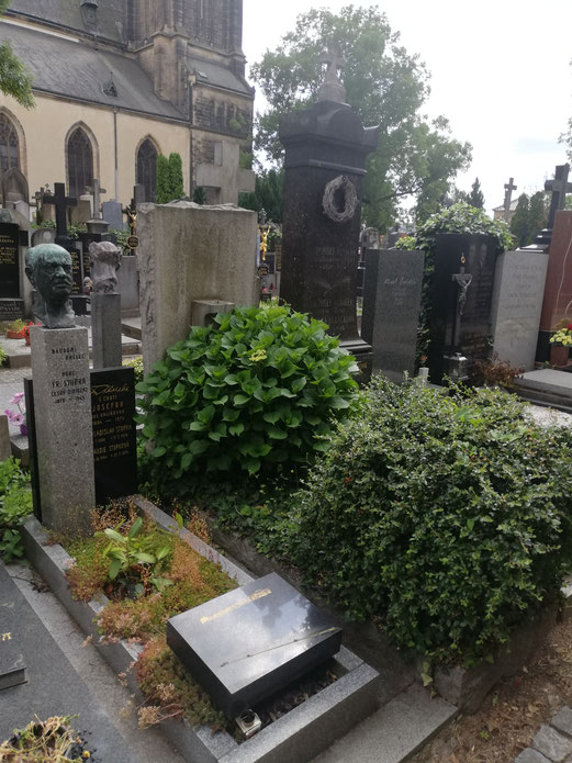 Hrob Stanislava Muže a jeho ženy Včely na Vyšehradě po odstranění Mistrovy busty
