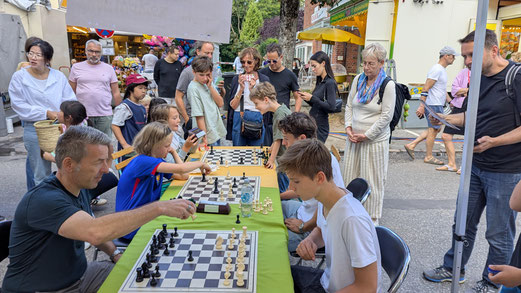 Auf allen Brettern wurde unter den interessierten Blicken der Passanten rund um die Uhr gespielt