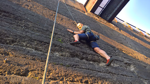 Juni 2017, erste  Geh-, bzw. besser gesagt, Kletterversuche beim dienstäglichen "offenen" Klettertreff des Alpenvereins im Duisburger Landschaftspark