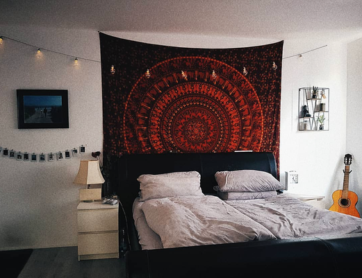 Schlafzimmer mit rotem Mandala Wandtuch