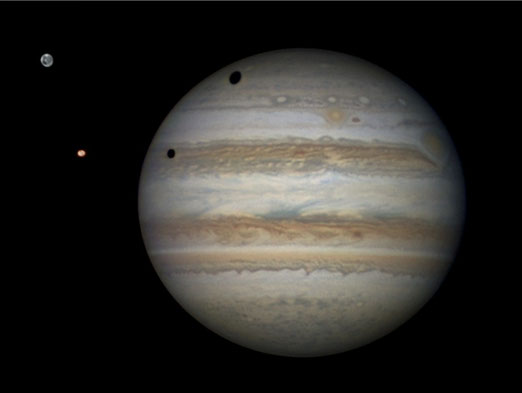 Юпитер и два больших Галилеевых спутника Юпитера — Ганимед (сверху) и Ио