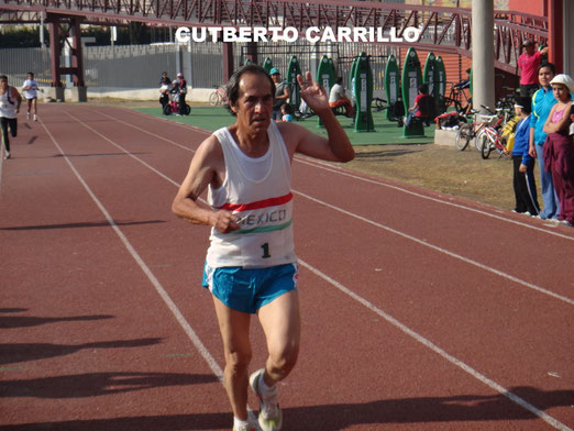 CUTBERTO CARRILLO PERALTA "EL MOSQUITO"                                             2da Carrera Alejandro Gonzalez "El Flaco" , Abril de 2013, Pachuca Hgo. Corriendo en la segunda versión de la carrera siendo él el homenajeado en ese año.